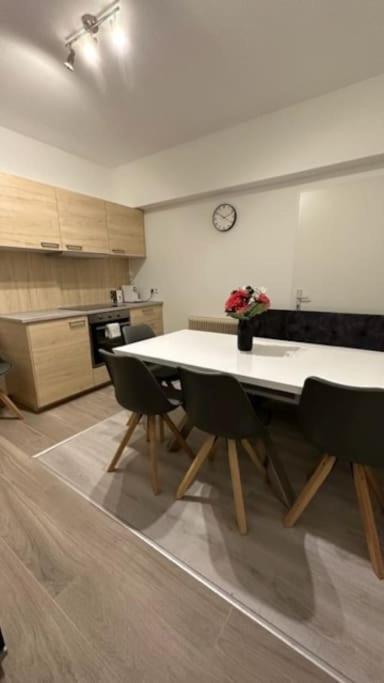 Direkt Bei U1 Apartment Виена Екстериор снимка